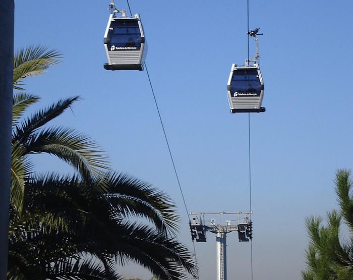 2 Gondeln der Seilbahn über Barcelona