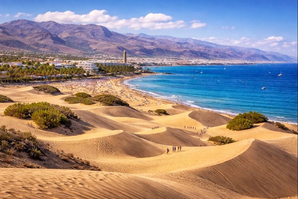 Dünen und Berge auf Gran Canaria