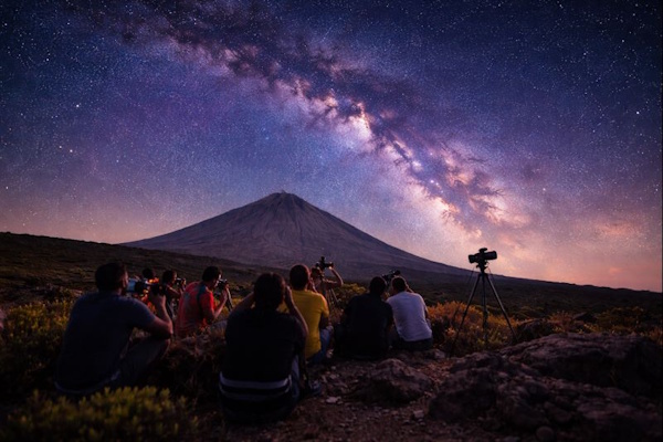 Teide mit Sternenhimmel in der Nacht