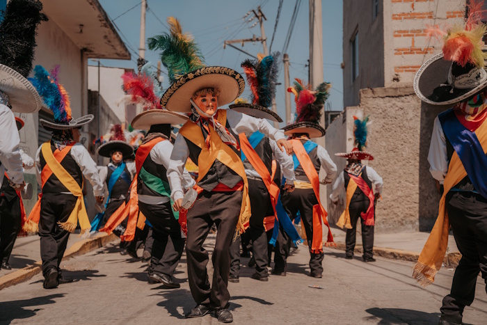 Farbenfrohe traditionelle Parade in Mexiko